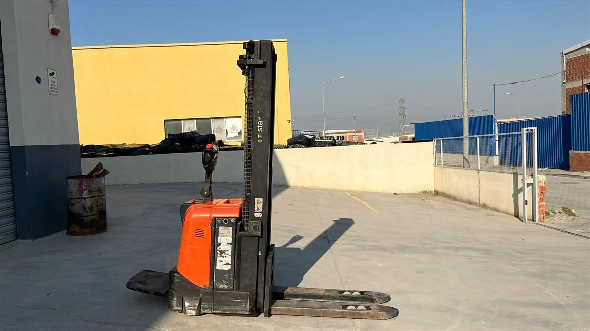 2013 MODEL BT TOYOTA MARKA 1.6 TON TPX 4.5M ASANSÖRLÜ KATLANIR PLATFORMLU İSTİFLEYİCİ