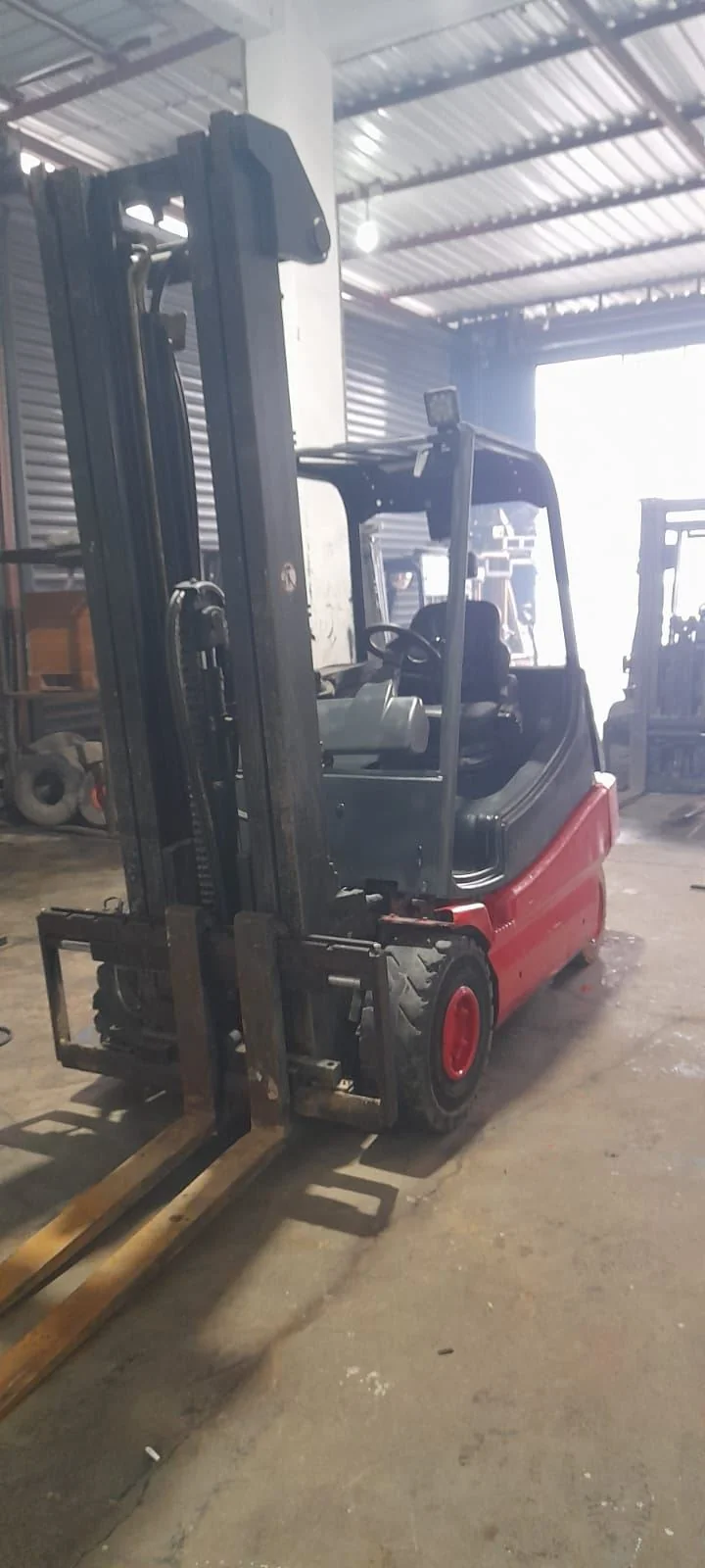 2003 MODEL LİNDE MARKA E30 SERİSİ 3 TON TPX 6M ASANSÖRLÜ AKÜLÜ FORKLİFT