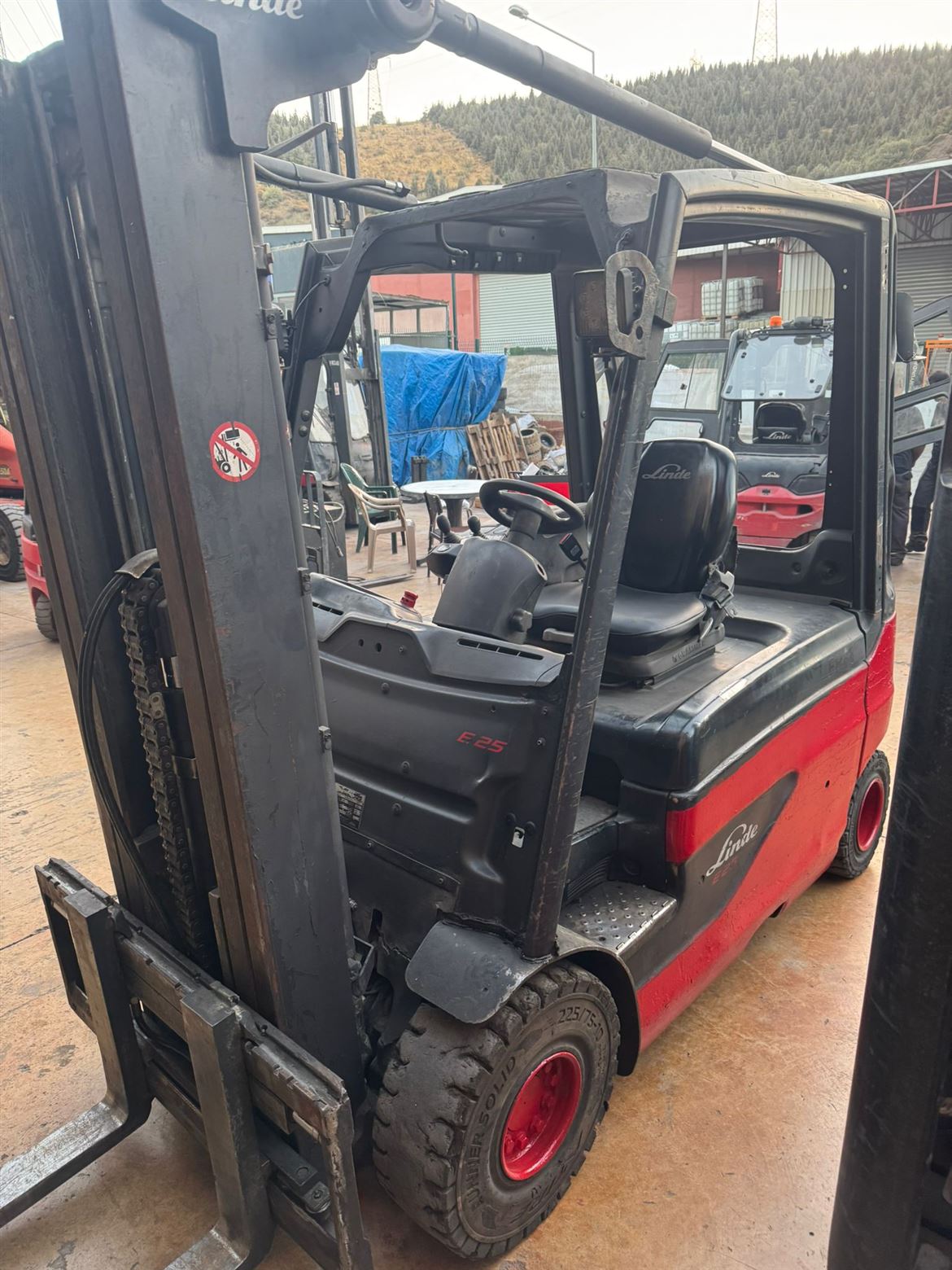 2012 MODEL LİNDE MARKA E25 UZUN KASA SERİSİ 2.5 TON TPX 4.60M ASANSÖRLÜ AKÜLÜ FORKLİFT