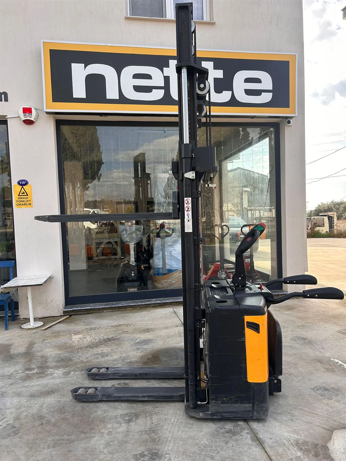 2022 MODEL NETTE MARKA 1.6 TON TPX 4.60M ASANSÖRLÜ KATLANIR PLATFORMLU GENİŞ KASALI TAM AKÜLÜ İSTİF