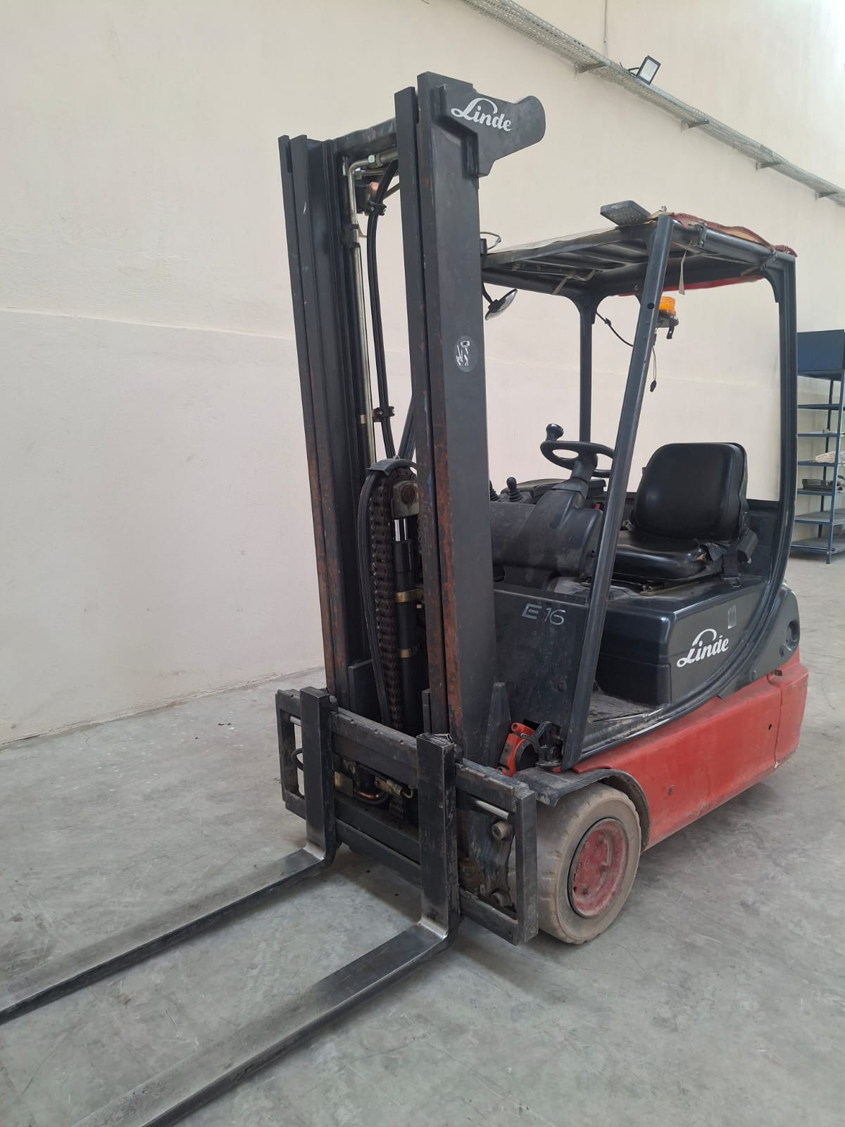 2008 MODEL LİNDE MARKA E16C SERİSİ 1.6 TON KAPASİTELİ TPX 4.60M ASANSÖRLÜ 4.800 SAATTE AKÜLÜ FORKLİFT